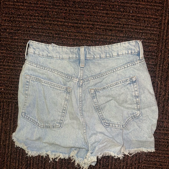 Divided H&M Distressed Light Wash Denim Shorts - Picture 2 of 3